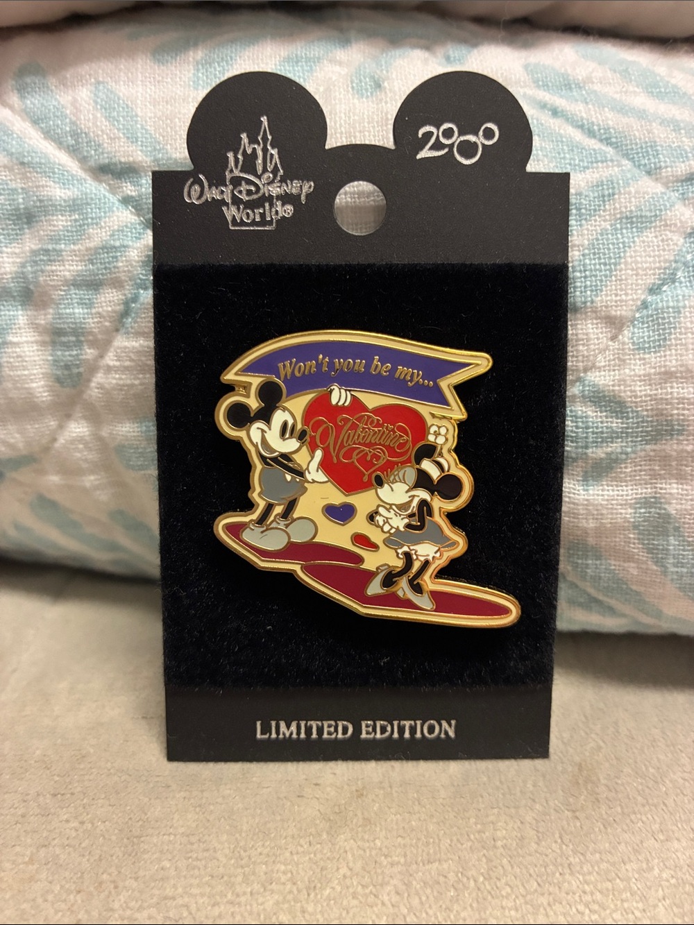 WALT DISNEY WORLD Mickey & Minnie Mouse VALENTINE PIN.
LIMITED EDITION.